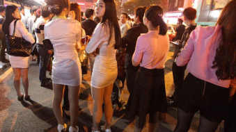 深圳桑拿中心起火 上百女服务员站街上