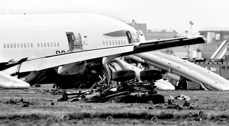 英国航空公司一架波音777型客机17日在伦敦希思罗机场草坪上紧急迫降