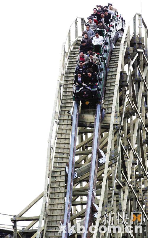 空中新快报讯韩国京畿道龙仁爱宝乐园的t-express 过山车近日发生事故