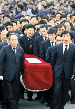 韩国前总统卢武铉跳崖身亡