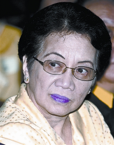 据新华社电 菲律宾前总统科拉松·阿基诺因患结肠癌医治无效,1