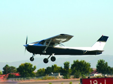 再闯禁区这架美国塞斯纳150型飞机4年前就曾经闯入华盛顿禁飞区而今