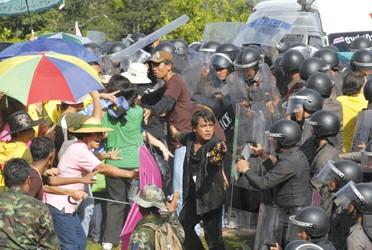 泰"黄衫军"进发柏威夏寺