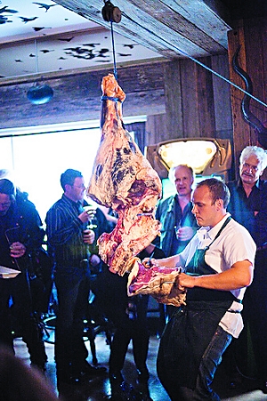 法尔还经常到酒吧中表演杀猪赚外快.