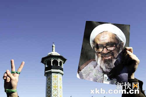 示威者手持蒙塔齐里的照片和代表改革派的绿色绸带.