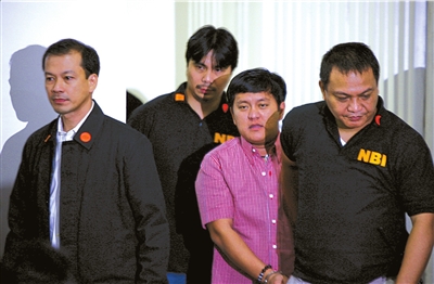 5日,菲律宾政治屠杀案头号嫌疑人小安达尔·安帕图安(右二)出庭受审.