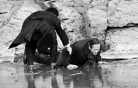 郑梦准失足滑倒