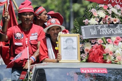 泰國紅衫軍抬棺材遊行 促總理阿披實下臺(圖)