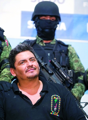 瓦伦西亚去年被捕,在警方看守下仍显出江湖老大的架势.