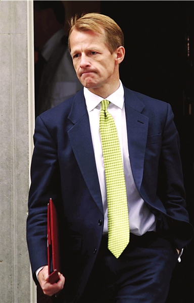 5月13日,英国新任财政部第一副大臣戴维·劳斯离开唐宁街10号.