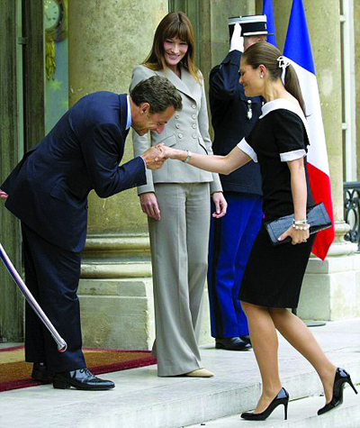 萨科齐掩身高劣势居高行吻手礼(图)