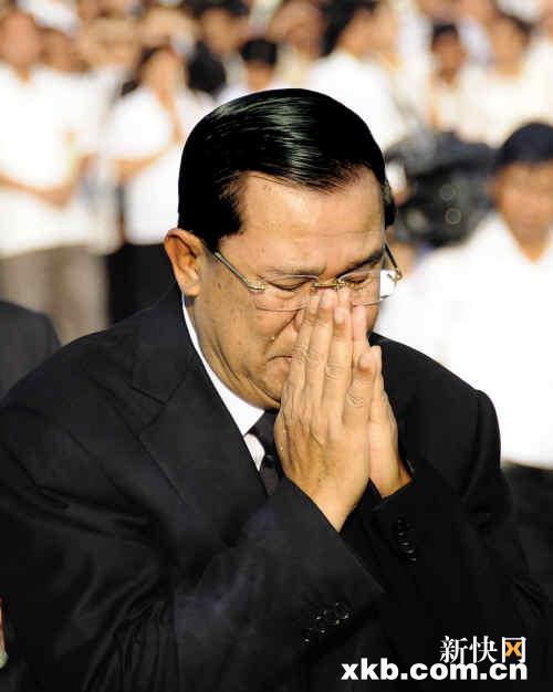柬埔寨首相洪森在悼念仪式上潸然泪下.