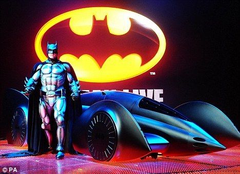 电动车改成蝙蝠车 英国74岁老翁变身蝙蝠侠