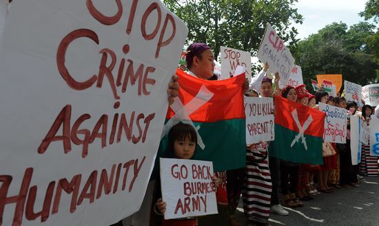 昨天,一些在马来西亚的缅甸人聚集在缅甸驻马大使馆附近举着抗议
