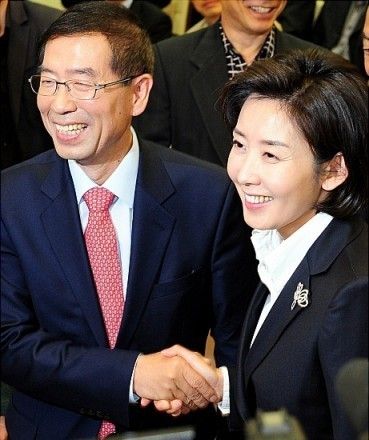 韩国大国家党候选人罗卿媛(右)与在野阵营候选人朴元淳