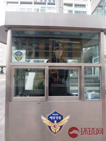 国际新闻 > 正文        韩国海洋警察厅门口的警卫    接受采访显得