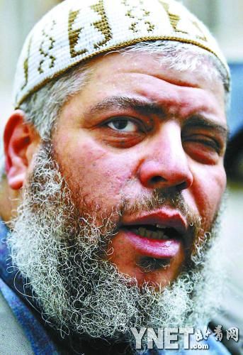 (1 /1张)宗教极端人士阿布·哈姆扎·马斯里5日晚离开英国,引渡至美国