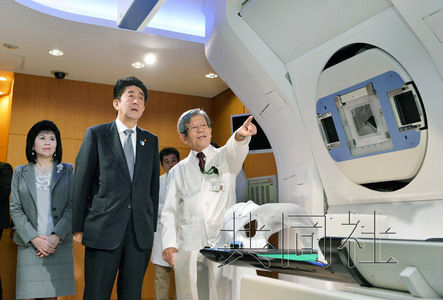 日本首相安倍晋三前往福冈,佐贺两县视察了与尖端医疗相关的医院等