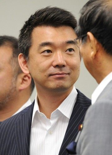 橋下徹與石原慎太郎在日本維新會全體議員會議上用眼神交流