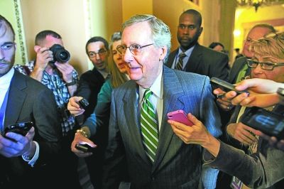 媒体记者在美国国会大厦内分别对参议院多数党(民主党)领袖里德(左)和