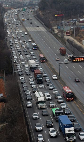 韩春节假期首日交通拥堵 多条高速变身停车场