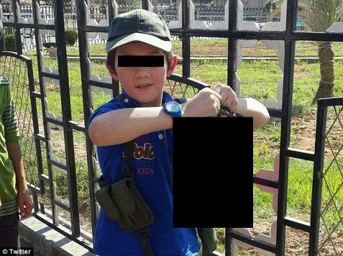 7岁男童提士兵首级合影 澳总理称恐怖分子残忍