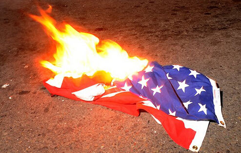 外媒:希腊民众在美国使馆前焚烧美国国旗
