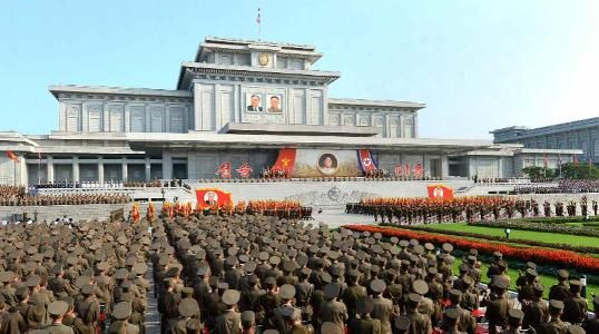 朝鲜在平壤锦绣山太阳宫前举行陆海空三军誓师大会.