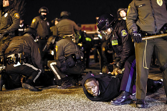 在弗格森案件引发的示威抗议中,一名黑人示威者被警察逮捕.