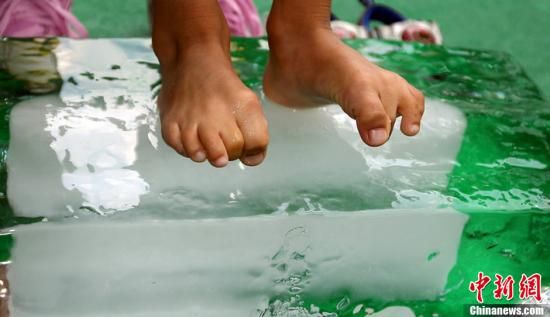 100公斤冰块从天而降男子被砸致脑震荡锁骨断裂