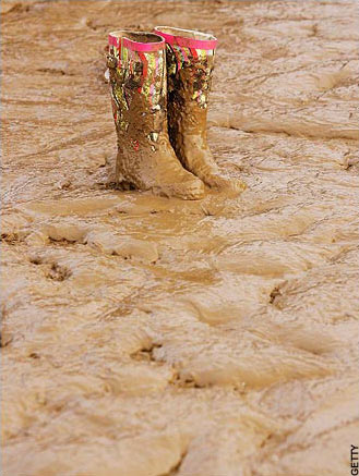 靴子走在泥浆里图片
