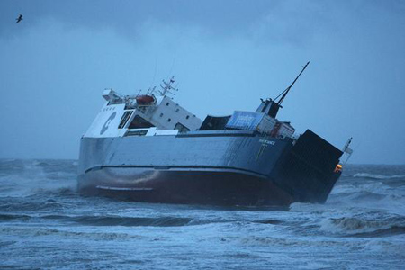 图文:英国轮船遭暴风雨倾斜