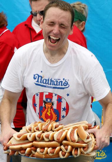(国际)(4)纽约国际吃热狗大赛  切斯纳特卫冕"大胃王"7月4日,在美国