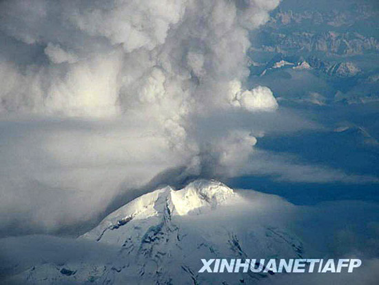 组图:美国里道特火山喷发 烟柱高达数百米