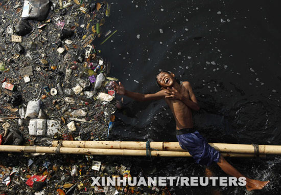 组图男孩在雅加达污染的水库中游泳