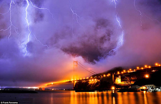 组图:美国摄影师拍摄金门大桥雷暴照片