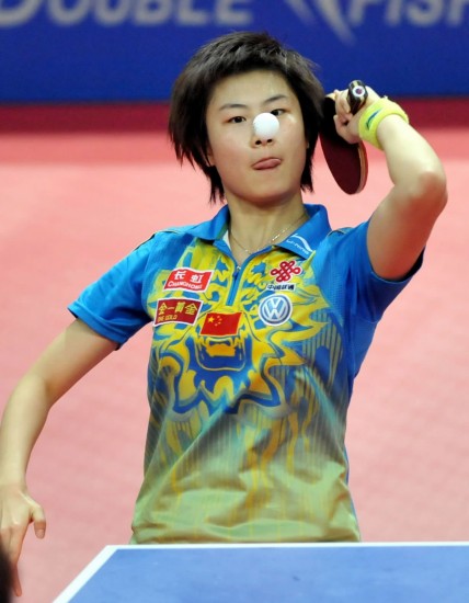 丁宁晋级决赛1月10日,中国选手丁宁在比赛中发球