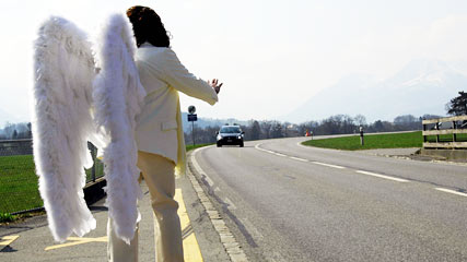 瑞士警方聘演员扮天使维护交通秩序(组图)