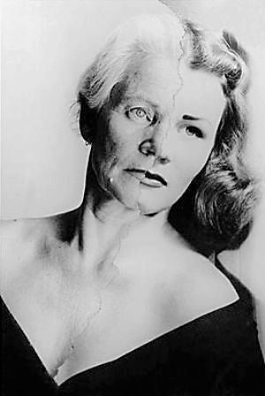 62岁的莎莉与16岁模样(右),美丽风采依旧.