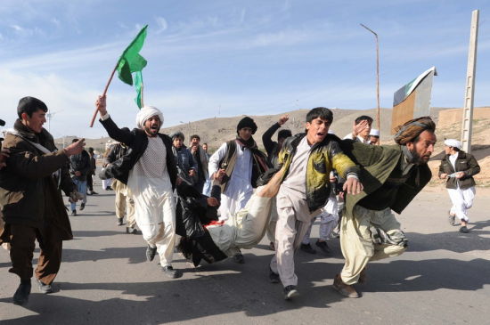 2月24日,在阿富汗西部城市赫拉特,一些阿富汗人举行抗议活动.新华社