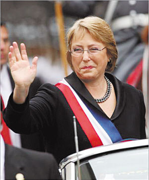 南美首位女总统巴切莱特再度赢得智利大选(图)