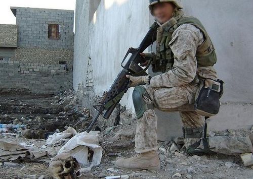 美军再曝辱尸 在武装分子骷髅头前嬉笑合影(图)