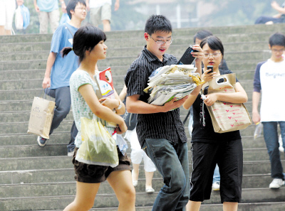 西师附中考场,考生们抱着课本和复习资料离开学校 记者 徐元宾 摄