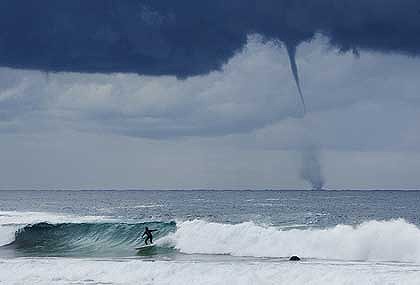 外语 正文   spectacular waterspout was seen along the sydney