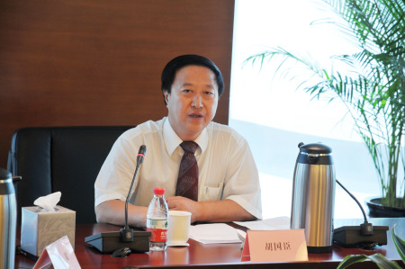 人民卫生出版社社长兼总编辑,中国学生健康报总编辑胡国臣致开幕词