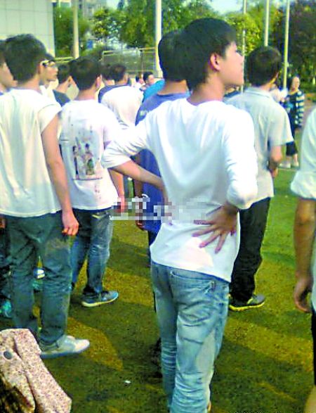 学生太闹被罚站太阳底下暴晒图