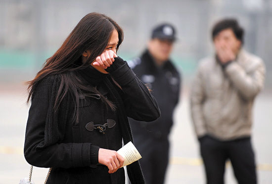 复试放榜现场,考生悲喜交加供图/东方ic