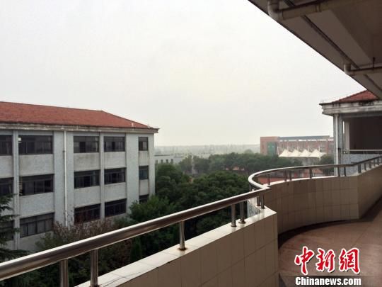 黄家埠镇初级中学南教学楼四楼往西看,与该校一墙之隔的是黄家埠镇