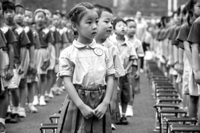 昨天的清华大学附属小学开学典礼上,一年级新生神情懵懂。 昨天的清华大学附属小学开学典礼上,一年级新生神情懵懂。