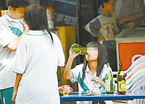 图为广州几个中学生在喝酒 图片来源 广州日报